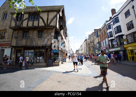 Oxford, Großbritannien, 2. August 2018, wie der herrliche Sommer Sonne weiterhin Einheimische und Besucher genießen alle Sehenswürdigkeiten, die Oxford Oxfordshire zu bieten hat. Obwohl es ist berühmt für seine Universitäten hat es viele andere Orte, um zu sehen, wie der Kanal und Hertford Brücke oft als die Seufzerbrücke bezeichnet. Credit: Keith Larby/Alamy leben Nachrichten Stockfoto