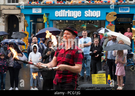 Edinburgh, Schottland, Großbritannien; 2. August, 2018. Am Tag vor der offiziellen Eröffnung des Edinburgh Festival Fringe 2018, Darsteller sind aktiv an der Royal Mile einschließlich dieses Feuer Esser. Credit: Iain Masterton/Alamy leben Nachrichten Stockfoto