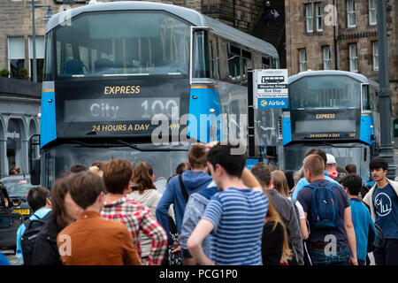 Edinburgh, Schottland, Großbritannien. 2. August 2018. Zu Beginn des Edinburgh Festival viele Touristen in der Stadt ankommen, sind viele Menschen auch die Stadt zu verlassen und in Richtung Flughafen, als diese lange Warteschlange für den Airport Express 100 Bus zeigt. Credit: Iain Masterton/Alamy leben Nachrichten Stockfoto