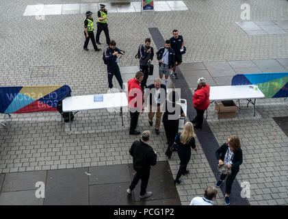 Glasgow, Schottland, Großbritannien. 02 August, 2018. Security Check für akkreditierte Team Personal Eingabe der Sir Chris Hoy Velodrome (Emirates Arena) in der Gegend von Glasgow Dalmarnock vor der ersten Veranstaltungen der Glasgow 2018, a multi-Sport Events. Die meisten Sportarten wird bewirtet, in Schottland, mit dem Velodrom Hosting die Spur Radsport. Credit: Elizabeth Leyden/Alamy leben Nachrichten Stockfoto