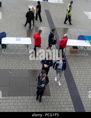 Glasgow, Schottland, Großbritannien. 02 August, 2018. Security Check für akkreditierte Team Frankreich personal Eingabe der Sir Chris Hoy Velodrome (Emirates Arena) in der Gegend von Glasgow Dalmarnock vor der ersten Veranstaltungen der Glasgow 2018, a multi-Sport Events. Die meisten Sportarten wird bewirtet, in Schottland, mit dem Velodrom Hosting die Spur Radsport. Credit: Elizabeth Leyden/Alamy leben Nachrichten Stockfoto