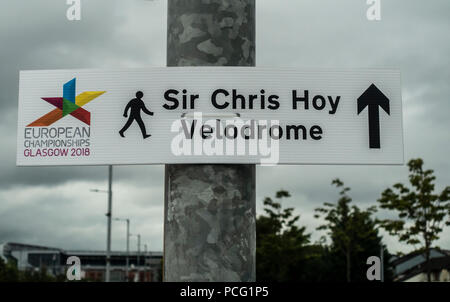 Glasgow, Schottland, Großbritannien. 02 August, 2018. Zeichen zur Angabe der Richtung des Sir Chris Hoy Velodrome (Emirates Arena) in der Gegend von Glasgow Dalmarnock vor der ersten Veranstaltungen der Glasgow 2018, a multi-Sport Events. Die meisten Sportarten wird bewirtet, in Schottland, mit dem Velodrom Hosting die Spur Radsport. Credit: Elizabeth Leyden/Alamy leben Nachrichten Stockfoto