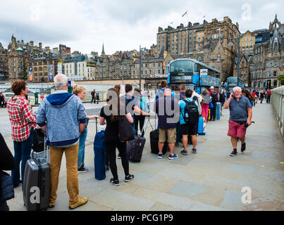 Edinburgh, Schottland, Großbritannien. 2. August 2018. Zu Beginn des Edinburgh Festival viele Touristen in der Stadt ankommen, sind viele Menschen auch die Stadt zu verlassen und in Richtung Flughafen, als diese lange Warteschlange für den Airport Express 100 Bus zeigt. Credit: Iain Masterton/Alamy leben Nachrichten Stockfoto