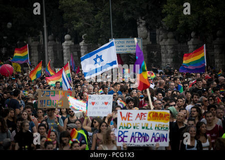 Jerusalem. 2 Aug, 2018. Menschen nehmen Teil an der Gay Pride Parade in Jerusalem, am Aug 2, 2018. Mehr als 30.000 Teilnehmer nahmen an der Jerusalemer Gay-Pride-Parade am Donnerstag. Credit: Jini/Xinhua/Alamy leben Nachrichten Stockfoto