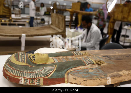 Gizeh, Ägypten. 2 Aug, 2018. Foto auf Aug 2, 2018 zeigt das Ägyptische Museum (GEM) Conservation Centre in Gizeh, Ägypten. Mit seiner eigenen Energie center, Fire Station und Service Einrichtungen ausgestattet, die Conservation Centre Gebäude ist als ein großer Teil der Ägyptischen kulturelle Evolution und kulturelles Erbe betrachtet. Credit: Ahmed Gomaa/Xinhua/Alamy leben Nachrichten Stockfoto