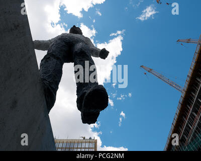 Berlin, Deutschland. 1. Juli 2018. Eine Statue von einem Mann Balancieren auf der Oberseite der Wand. Berliner Mauer wurde von Soldaten in der Bernauer Straße in die Stadt nach der Ideologie Teilen gebaut und auch geteilte Familien, Freunde und Nachbarn. Es stand bis 9. November 1989 als Barriere zwischen Ost und West, Diktatur und Demokratie. Credit: Jana Cavojska/SOPA Images/ZUMA Draht/Alamy leben Nachrichten Stockfoto