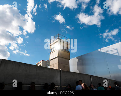 Berlin, Deutschland. 1. Juli 2018. Reste der Mauer mit dem guardint Tower. Berliner Mauer wurde von Soldaten in der Bernauer Straße in die Stadt nach der Ideologie Teilen gebaut und auch geteilte Familien, Freunde und Nachbarn. Es stand bis 9. November 1989 als Barriere zwischen Ost und West, Diktatur und Demokratie. Credit: Jana Cavojska/SOPA Images/ZUMA Draht/Alamy leben Nachrichten Stockfoto