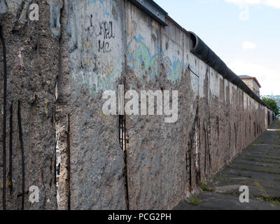 Berlin, Deutschland. 1. Juli 2018. Reste von der Wand in der Nähe des Terrors Topographie Museum. Berliner Mauer wurde von Soldaten in der Bernauer Straße in die Stadt nach der Ideologie Teilen gebaut und auch geteilte Familien, Freunde und Nachbarn. Es stand bis 9. November 1989 als Barriere zwischen Ost und West, Diktatur und Demokratie. Credit: Jana Cavojska/SOPA Images/ZUMA Draht/Alamy leben Nachrichten Stockfoto