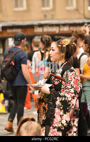 Edinburgh, Großbritannien. 2. August 2018. Street Entertainer und Schauspieler das Publikum unterhalten und ihre Shows in der High Street in Edinburgh zu Beginn des Festival Fringe Saison werben. Credit: George Philip/Alamy leben Nachrichten Stockfoto