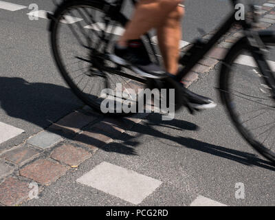 Berlin, Deutschland. 1. Juli 2018. Fliesen in der Straße, die zeigen, wo die Mauer gebaut wurde. Berliner Mauer wurde von Soldaten in der Bernauer Straße in die Stadt nach der Ideologie Teilen gebaut und auch geteilte Familien, Freunde und Nachbarn. Es stand bis 9. November 1989 als Barriere zwischen Ost und West, Diktatur und Demokratie. Credit: Jana Cavojska/SOPA Images/ZUMA Draht/Alamy leben Nachrichten Stockfoto