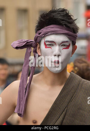 Edinburgh, Großbritannien. 2. August 2018. Street Entertainer und Schauspieler das Publikum unterhalten und ihre Shows in der High Street in Edinburgh zu Beginn des Festival Fringe Saison werben. Credit: George Philip/Alamy leben Nachrichten Stockfoto