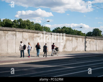 Berlin, Deutschland. 1. Juli 2018. Menschen gesehen zu Fuß neben Reste der Mauer. Berliner Mauer wurde von Soldaten in der Bernauer Straße in die Stadt nach der Ideologie Teilen gebaut und auch geteilte Familien, Freunde und Nachbarn. Es stand bis 9. November 1989 als Barriere zwischen Ost und West, Diktatur und Demokratie. Credit: Jana Cavojska/SOPA Images/ZUMA Draht/Alamy leben Nachrichten Stockfoto