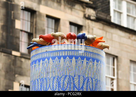 Edinburgh, Großbritannien. 2. August 2018, bunten Kunststoff tauben Blick auf Edinburgh's High Street zu Beginn des Festival Fringe Saison. Credit: George Philip/Alamy leben Nachrichten Stockfoto