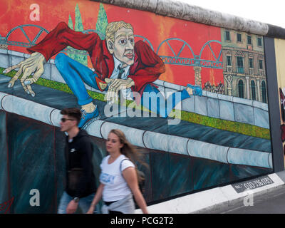 Berlin, Deutschland. 2 Aug, 2018. Menschen neben die Reste der Mauer, die von Künstlern aus aller Welt im Jahre 1990 gemalt wurden gesehen. Berliner Mauer in der Bernauer Straße von Soldaten wurde die Stadt nach der Ideologie Teilen gebaut und auch geteilte Familien, Freunde und Nachbarn. Es stand bis 9. November 1989 als Barriere zwischen Ost und West, Diktatur und Demokratie. Credit: Jana Cavojska/SOPA Images/ZUMA Draht/Alamy leben Nachrichten Stockfoto