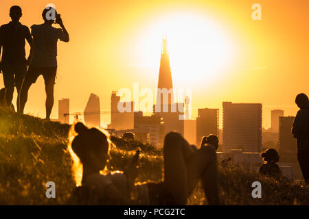 London, Großbritannien. 2. August 2018. UK Wetter: dramatischer Sonnenuntergang von der Oberseite der Greenwich Park endet an einem anderen Tag extreme Stadt Hitzewelle. Credit: Guy Corbishley/Alamy leben Nachrichten Stockfoto