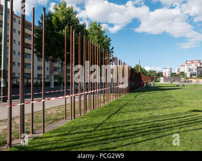 Berlin, Deutschland. 1. Juli 2018. Die Polen zeigen, wo die Berliner Mauer stand. Berliner Mauer in der Bernauer Straße von Soldaten wurde die Stadt nach der Ideologie Teilen gebaut und auch geteilte Familien, Freunde und Nachbarn. Es stand bis 9. November 1989 als Barriere zwischen Ost und West, Diktatur und Demokratie. Credit: Jana Cavojska/SOPA Images/ZUMA Draht/Alamy leben Nachrichten Stockfoto