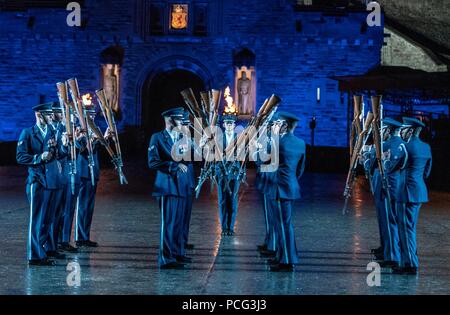 Edinburgh, Großbritannien. 2. Aug 2018. Die Besetzung des spektakulären Royal Edinburgh Military Tattoo zusammen in vollen Kleid auf dem Edinburgh Castle Esplanade durchführen. Die Tattoo findet statt vom 3. August 2018 bis 25. August 2018. Im Bild: die United States Air Force Ehrengarde Drill Team Credit: Rich Dyson/Alamy leben Nachrichten Stockfoto