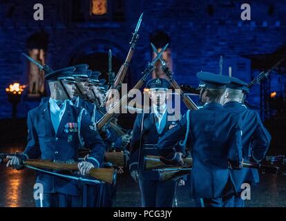 Edinburgh, Großbritannien. 2. Aug 2018. Die Besetzung des spektakulären Royal Edinburgh Military Tattoo zusammen in vollen Kleid auf dem Edinburgh Castle Esplanade durchführen. Die Tattoo findet statt vom 3. August 2018 bis 25. August 2018. Credit: Rich Dyson/Alamy leben Nachrichten Stockfoto