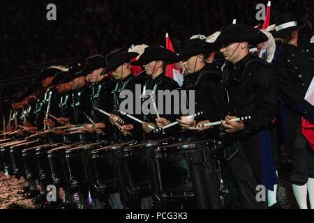 Edinburgh, Großbritannien. 2. Aug 2018. Die Besetzung des spektakulären Royal Edinburgh Military Tattoo zusammen in vollen Kleid auf dem Edinburgh Castle Esplanade durchführen. Die Tattoo findet statt vom 3. August 2018 bis 25. August 2018. Credit: Rich Dyson/Alamy leben Nachrichten Stockfoto