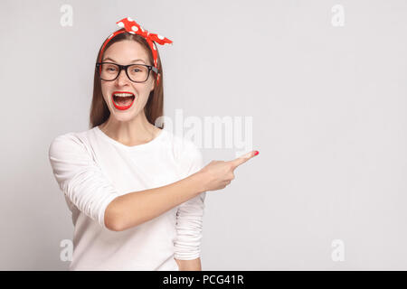 Glück, Fragen, Porträt der Schönen emotionalen junge Frau im weißen T-Shirt mit Sommersprossen, Gläser, rote Lippen und Kopf band zeigen Copyspace. Ich Stockfoto