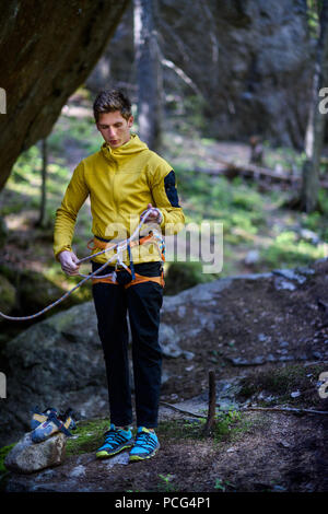 Junge Kletterer Mann in skandinavischen Wald. Nordeuropa Ziel. aktiven Lifestyle Konzept. Stockfoto