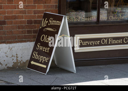 Zeichen außerhalb Herr Simms Olde Sweet Shoppe, Großbritannien Stockfoto