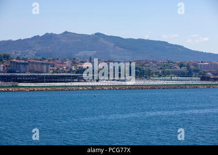 Auto und van Versand Lagerung vieler Fahrzeuge warten auf Lieferung in Vigo, Spanien Stockfoto