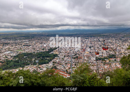 Luftaufnahme der Stadt Salta und Seilbahn von Cerro San Bernardo - Salta, Argentinien Stockfoto