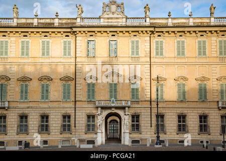 Eintritt ins Palazzo Vescovile in Piazza Sordello, Mantua, Lombardei, Italien Stockfoto