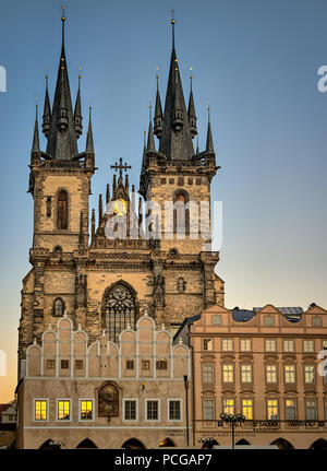 Kirche der Muttergottes vor dem Teyn, eine verzierte gotische Mittelalterliche katholische Kirche mit Türmen und Zinnen, hinter Cafés in der Altstadt, Prag, Tschechien Stockfoto