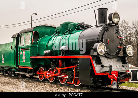 Eine grüne Dampflok Motor auf Anzeige in Marki, Polen. Die Schmalspurbahn PX 48 wurde im Jahr 1953 für die 750 mm S-Bahn hergestellt. Stockfoto