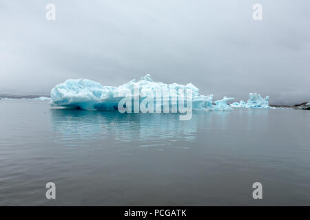 Eisberge in der Gletscherlagune Jokulsarlon, die von Vatnajökull, dem größten Gletscher Europas kommt Stockfoto