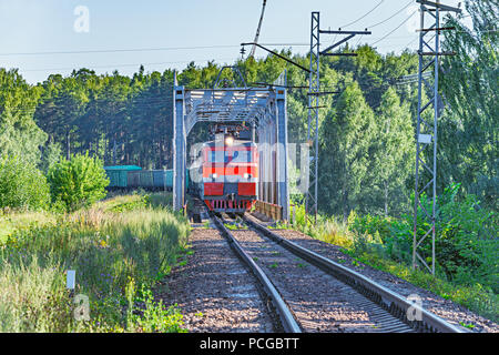 Langen Güterzug fährt über die Brücke. Stockfoto