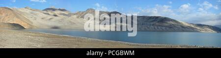 Karakul See und seine berühmten Landschaft im Uigurischen Autonomen Gebiet Xinjiang der Volksrepublik China ist der höchste See der Pamir Plateau. Stockfoto