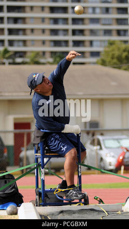 WAIKIKI, Hawaii (Nov. 15, 2012) zog sich der bootsmann Mate 1. Klasse Jim Castaneda wirft ein, das während des ersten jemals verwundeten Krieger Pazifik Studien an der Iolani Schule Kozuki Stadion. Verwundeten, Kranken und Verletzten Segler und Küste der Scots Guards aus dem ganzen Land sind Kopf an Kopf im Bogenschießen, Radfahren, Leichtathletik, Schießen, Sitzen, Volleyball, Schwimmen, und Rollstuhl Basketball für eine von 35 Stellen auf der Krieger 2013 Spiele Navy-Coast Guard Team. Stockfoto