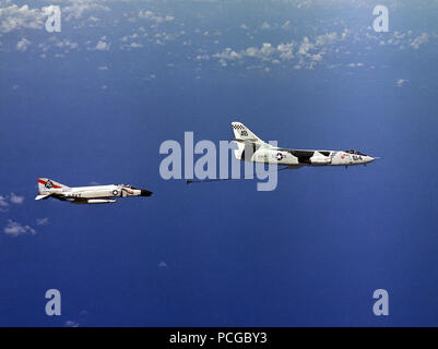 Luftaufnahme von Tan Luftbetankung Mission zwischen einem US-Marine F4H Phantom Kampfflugzeuge (links) und die US-Navy ein 3D Skywarrior Flugzeug irgendwo in den Vereinigten Staaten, 1. Juli 1965. Stockfoto