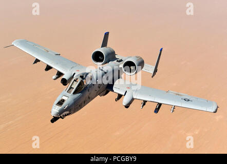 Eine A-10 Thunderbolt II, zu der 74th Fighter Squadron, Moody Air Force Base, GA zugeordnet, kehrt in die Mission nach Erhalt der Kraftstoff aus einer KC-135 Stratotanker, 340 Expeditionary Air Refuelling Squadron, über den Himmel in Afghanistan zur Unterstützung der Operation Enduring Freedom, 8. Mai 2011. Stockfoto