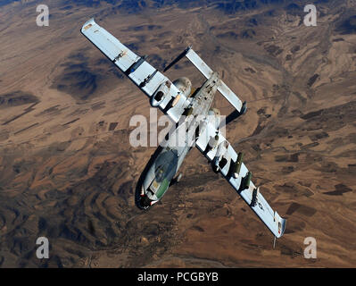 Eine A-10 Thunderbolt II aus der 23 Fighter Group, Moody Air Force Base, Ga, schält sich nach von einer KC-135 Stratotanker, die 340 Expeditionary Luftbetankung Geschwader zugewiesen betankt, während über Afghanistan zur Unterstützung der Operation Enduring Freedom, Feb 26, 2011 fliegen. Stockfoto