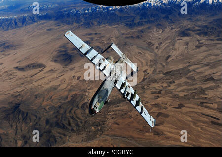 Eine A-10 Thunderbolt II aus der 23 Fighter Group, Moody Air Force Base, Ga, schält sich nach von einer KC-135 Stratotanker, die 340 Expeditionary Luftbetankung Geschwader zugewiesen betankt, während über Afghanistan zur Unterstützung der Operation Enduring Freedom, Feb 26, 2011 fliegen. Stockfoto