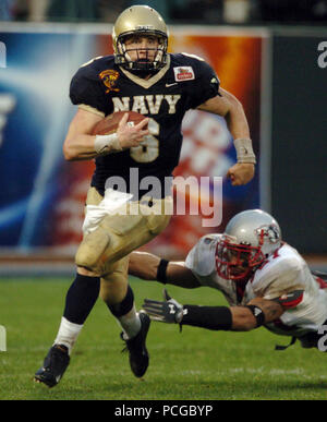 Francisco (31. 29, 2004) US Naval Academy Midshipman 1. Klasse Aaron Polanco läuft für yardage im 3. Quartal spielen gegen die Lobos von New Mexico im Emerald Schüssel in San Francisco. Polanco geführt für 102 Yards und einen Touchdown und für 133 Yards und drei weitere Punkte für die Midshipmen (10-2) Der ältere Quarterback war 3-von-6-Passing mit 26 eilt, auch zwei Pässe für 23 Yards gefangen gehetzt. Marine triumphierten über New Mexico 34-19 für Ihre erste Schüssel gewinnen seit 1996 und der ersten 10 gewinnenden Datensatz in 99 Jahren. U.S. Navy Stockfoto