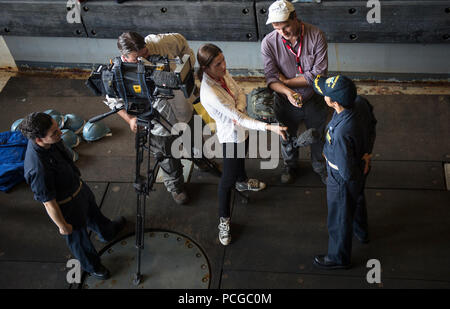 Capt Kristy D. McCallum, Kommandierender Offizier der amphibious Transport Dock Schiff USS Green Bay (LPD-20), befasst sich mit australischen Journalisten auf dem Schiffsdeck gut bei einem Medien-Verfügbarkeit-Besuch im Indischen Ozean, 12. Juli 2015. Green Bay ist die Teilnahme an Talisman Sabre 2015, die eine Biennale Übung, eine wertvolle Gelegenheit für fast 30.000 bietet, US und australische Verteidigung-Kräfte zur Durchführung von Operationen in einer kombinierten, gemeinsame und ressortübergreifende Umgebung, die beide Länder Fähigkeit zu planen und führen Sie eine vollständige Palette von Operationen aus Kampfeinsätze, um Humanita zunehmen Stockfoto