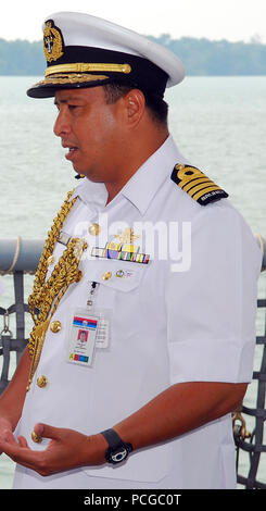 MUARA, Brunei (Aug. 4, 2009) der hinteren Adm. Nora Tyson, Kommandant der Logistik Gruppe Western Pacific, hört zu oberst Haji Abdul Halim bin Haji Mohd Hanifah, Kommandant der Royal Brunei Marine, vor der Eröffnungsfeier für die Zusammenarbeit flott Bereitschaft und Weiterbildung (Karat) Brunei 2009. CARAT ist eine Reihe von bilateralen Übungen jährlich in Südostasien statt Beziehungen zu stärken und die Einsatzbereitschaft der beteiligten Kräfte zu erhöhen. Stockfoto