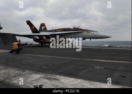 Kapitän Daniel Martin, zum "Goldenen Krieger" von Strike Fighter Squadron (VFA) 87, startet von der Flight Deck der Flugzeugträger USS George H.W. zugeordnet Bush (CVN 77) in einem F/A-18C Hornet. George H.W. Bush ist wieder in ihren Heimathafen in Norfolk, Virginia, nach Abschluss einer Bereitstellung in der 6. und 5. US-Flotte Einsatzgebiet (AOO) zur Unterstützung der US-amerikanischen nationalen Sicherheitsinteressen. Der Einsatz ist Teil einer regelmäßigen Rotation der Kräfte Maritime Security Operations und Theater Sicherheit Bemühungen zu unterstützen. Stockfoto