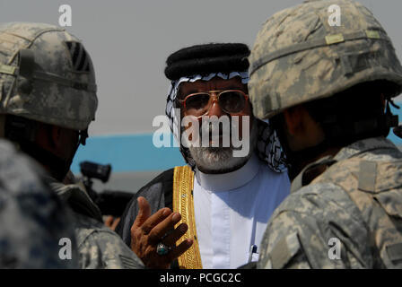 Abu Sabah, Center, einem älteren respektiert, spricht mit US-Armee Oberstleutnant Johnnie Johnson, rechts, für die persönliche Sicherheit Loslösung, 4 Battalion, 64th Panzer Regiment, 3 Infanterie Division zugeordnet, und ein weiterer Soldat, Links, die bei der Öffnung der ein Schwimmbad in Risalah, Bagdad, Irak, Sept. 18, 2008. Stockfoto