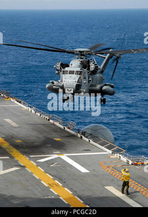 Ein CH-53E Super Stallion von Marine Medium Helicopter Squadron 264 landet auf dem Flugdeck des Multi-purpose Amphibisches Schiff USS Iwo Jima. Iwo Jima, das Flaggschiff der Iwo Jima Expeditionary Strike Group, ist auf einem geplanten Einsatz auf dem Weg in die 5. und 6. US-Flotte Verantwortungsbereiche unterstützen Maritime Security Operations. Stockfoto