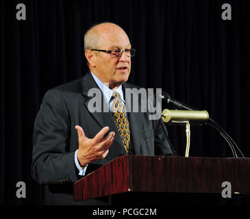 NAVAL STATION Guantanamo Bay, Cuba (12. April 2012) - Richard Kamman, der Leitung Verteidiger für Abd al-Rahim al-Nashiri, Felder Fragen auf einer Pressekonferenz nach dem Amt des Military Commissions eine weitere Runde der Bewegungen im Namen von Abd al-Rahim al-Nashiri, ein saudischer Mann beschuldigt vom Plotten der 2000 Anschlag auf die USS Cole (DDG-67) im Jemen, in der 17. amerikanischen Matrosen aus dem Terroranschlag gestorben abgeschlossen. Al-Nashiri ist auch für die Einrichtung der Oktober Bombardierung 2002 der Französischen supertanker MV Limburg, sowie einem gescheiterten Angriff auf eine amerikanische Kriegsschiff beschuldigt, die USS Der Sul Stockfoto