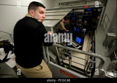 Chief Petty Officer Christopher Frank, Kumpel's Chief Maschinist, beobachtet Segler mit dem u-boot Trainer Basic u-boot Operationen während des Basic eingetragen U-Schule an der Naval Submarine Base New London, Anschl. zu lernen Stockfoto