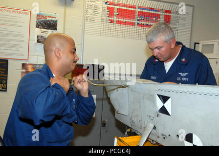 JACKSONVILLE, Fla., (11. Juni 2008) Aviation Ordnanceman 2. Klasse Giancarlo Rosarias und Aviation Ordnanceman 1. Klasse Michael Muncy, zugeordnet zu den "Pro's Nest" der Patrol Squadron (VP) 30, ein BRU-15 Bombe rack P-3C Orion reparieren. U.S. Navy Stockfoto