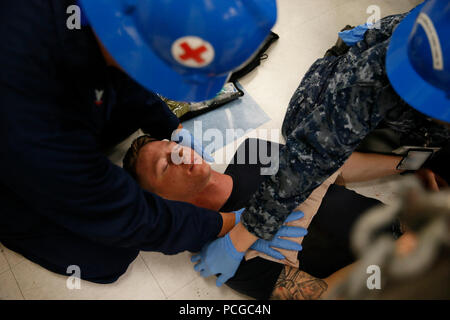 NEWPORT NEWS, Virginia (8. Juni 2016) - Pre-Commissioning Unit Gerald R. Ford (CVN 78) Hospital Corpsman 3. Klasse Briccio Rapido und Hospitalman Hayley Hughes für die medizinische Hilfe für die schussverletzung eines Opfers während eines aktiven shooter Bohrer in den Schlamassel Decks. Ford ist der erste seiner Klasse und ist im Bau an der Huntington Ingalls Newport News Shipbuilding. Stockfoto