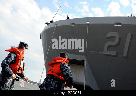 Petty Officer 3. Klasse Mark Dollof, Links, und Seaman Kyle Willis hebe ein verankerungsleine Vom amphibious Transport dock Schiff USS New York, wie es Moore an der Naval Station Mayport für eine geplante Hafen besuchen. George H.W. Bush besucht Mayport abzuholen, Zubehör und Personal carrier Flight Deck Qualifikationen vor der Küste von Florida zu unterstützen. Stockfoto